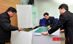 기표소 설치하는 선관위 관계자들