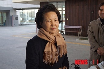 권양숙 여사 김해 진영서 투표