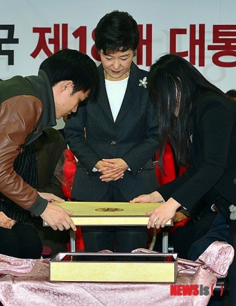 당선증 바라보는 박근혜 당선인