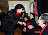 박근혜 당선인, 창일경로당 방문