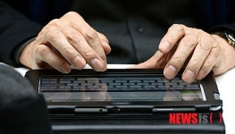 스마트 기기 활용 능력 겨루는 어르신들