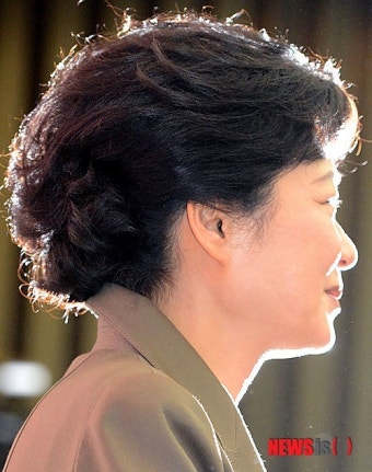 새누리당 의원총회에 나타난 박근혜 당선인