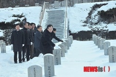 국경묘지 비석 눈 치우는 송하진 전주시장