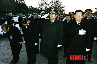 경찰충혼탑 참배하는 경찰지휘부