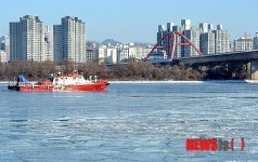 쇄빙작업하는 수난구조대