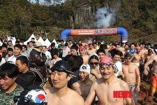 '제주 겨울 바다를 향해 앞으로'