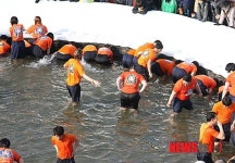 맨손으로 산천어를 잡아라