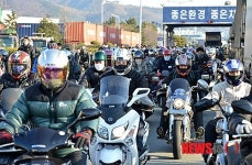 오토바이 애용하는 자동차 직원들