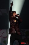 호야, 손 머리 위로!