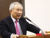 표창장 받은후 소감 이야기하는 박형만씨