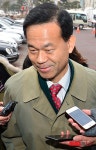 사무실 들어서는 임종훈 행정실장