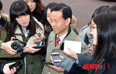 사무실 들어서는 임종훈 행정실장
