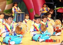 사물놀이 선보이는 어린이들
