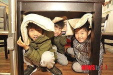 지진대피훈련 하는 어린이들