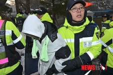 연행되는 민주노총