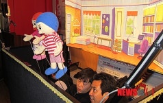 인형극 선보이는 직원들