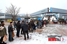 유관순 체육관 앞 긴 줄