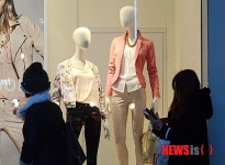 봄옷 진열된 의류매장