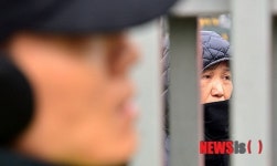 서울중앙지법 정문서 가로막힌 저축은행 피해자들