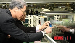 초박판 글래스 양산현장 방문한 김도연 위원장