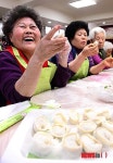 밝은 표정의 어르신