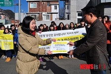 시민제안서 전달하는 발자국 회원