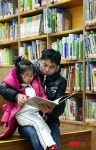 그림책 보는 아빠와 딸
