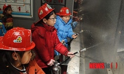 소화기 체험하는 어린이들