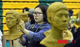 작품에 집중하는 수험생