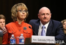 청문회 참석 중인 가브리엘 기퍼즈 부부