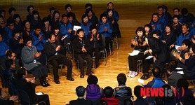 청소근로자들에게 인사하는 박원순 시장