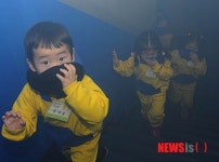 연기대피훈련 하는 어린이들