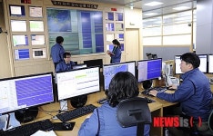 북한 핵실험 징후 주시하는 직원들