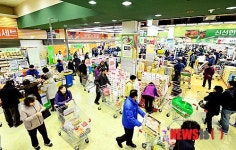 붐비는 대형 마트