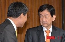 이야기  나누는 진영 정책위의장과 정문헌 의원