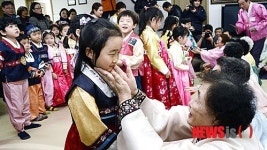 어르신들과 즐거운 시간 보내는 어린이들