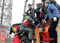 철탑에서 떨어지는 조합원