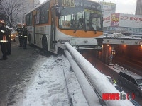 시내버스 빙판길 가드레일 받아 5명 경상