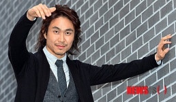 한류톱스타역의 오정세, 이리와 사인해줄게