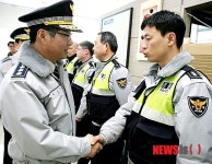 반포지구대 현장근무자들 격려하는 김기용 경찰청장