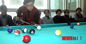 포켓볼 즐기는 어르신들