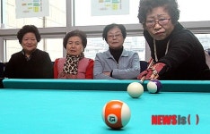 포켓볼 즐기는 어르신들