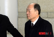 법원 들어서는 권혁 시도상선 회장