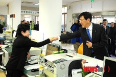 부여읍사무소를 방문한 안희정 지사