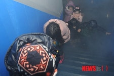 연기대피훈련 하는 어린이들