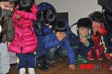연기대피훈련하는 어린이들