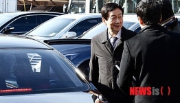 취재진들과 대화 나누는 진영 인수위 부위원장