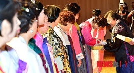 졸업장 받는 양원초등학교 졸업생들
