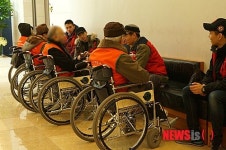 박물관 찾은 미군과 어르신들