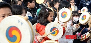 소고 배우는 어린이들